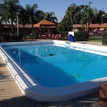Silver Princess Motel Окала Екстериор снимка