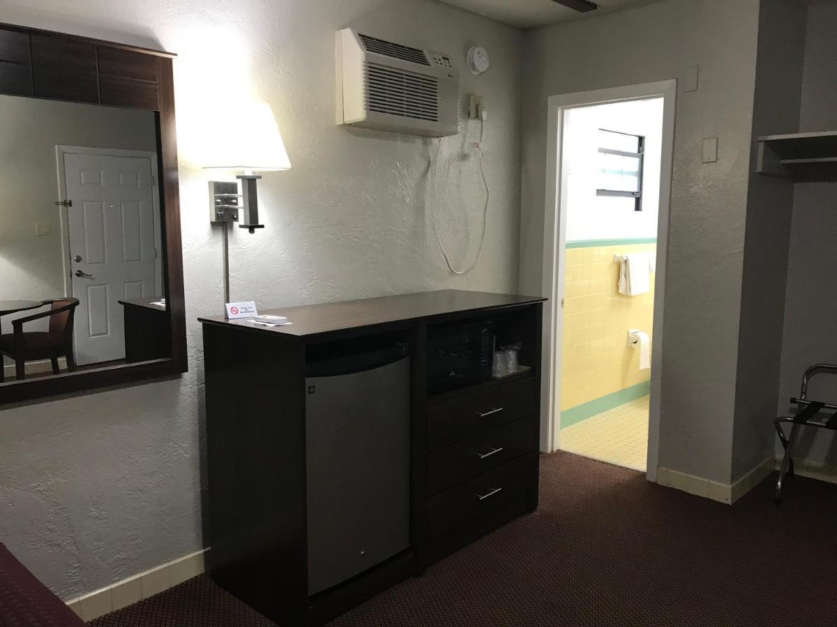 Silver Princess Motel Окала Екстериор снимка