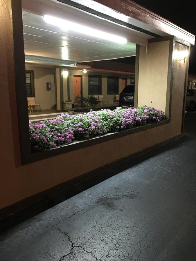 Silver Princess Motel Окала Екстериор снимка